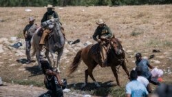 Inmigrantes haitianos son impedidos de cruzar hacia la parte estadounidense en Del Río, Texas.