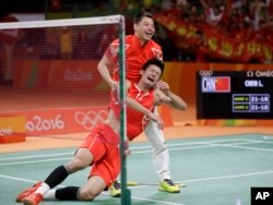 中国队员谌龙星期六战胜马来西亚对手李宗伟，赢得羽毛球男子单打冠军。比赛结束后，谌龙激动得不能自持。AP摄影 巴西里约 2016年8月20日。