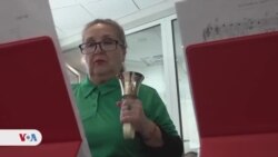 Terapia con campanas ayuda a los adultos mayores a socializar, mientras aprenden 
