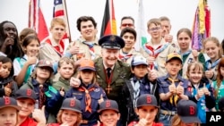 Retired Col. Gail Halvorsen, center, poses with boys and girls as he attends a ceremony to dedicate the baseball and softball field of the Berlin Braves baseball team in 'Gail Halvorsen Park' in Berlin , May 11, 2019. 