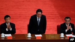 2012年5月周永康（中）、李克强和刘云山（左）在庆祝中国共青团成立90周年大会上被一一介绍。周永康秘书帮纷纷落马，帮主是下一个？