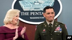 La Secretaria del Ejército, Christine Wormuth, aplaude después de presentar la Insignia de Astronauta del Ejército al coronel estadounidense de origen latino Frank Rubio, en una ceremonia en el Pentágono en Washington, el 22 de febrero de 2024.