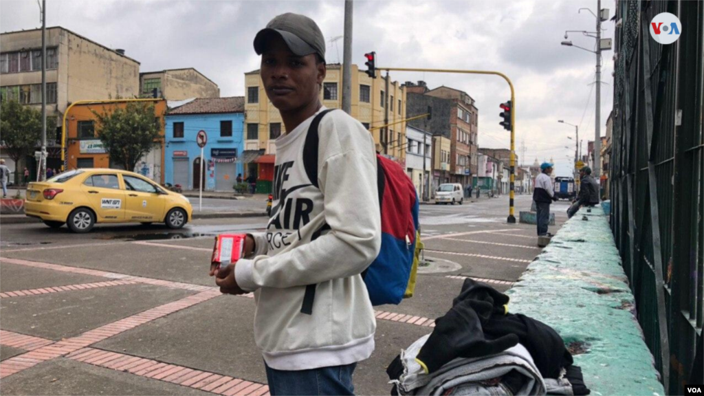 Por ejemplo, Edis Briceño, quien señala que a pesar de la prohibición de los desalojos, el dueño del hotel donde vivía lo desalojó.