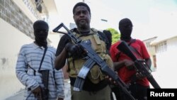 El ex oficial de policía Jimmy 'Barbacoa' Cherizier, líder de la alianza de pandillas 'G9', aparece escoltado por miembros de pandillas después de una conferencia de prensa en Puerto Príncipe, Haití, el 5 de marzo de 2024. REUTERS/Ralph Tedy Erol