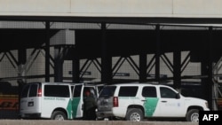Agentes de la Patrulla Fronteriza detienen a migrantes luego de cruzar la frontera natural de Río Grande entre El Paso, estado de Texas, Estados Unidos, y Ciudad Juárez, estado de Chihuahua, México en busca de asilo político el 26 de enero de 2021.