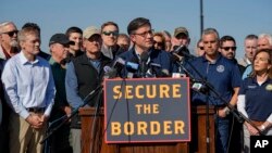 El presidente de la Cámara de Representantes de EEUU, Mike Johnson, habla junto a miembros del Congreso durante una visita a Eagle Pass, Texas, el 3 de enero de 2023.