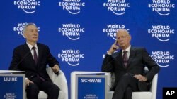 中共政治局委员刘鹤在瑞士达沃斯世界经济论坛年度会议上讲话，论坛创始人施瓦布在旁聆听。（2018年1月24日）
