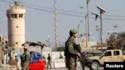 Otros tres soldados habrían resultado heridos tras la detonación de un artefacto explosivo y estarían recibiendo atención médica.
