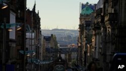 Se ve una granja eólica a la distancia en una nueva jornada de la cumbre climática de la ONU COP26 en Glasgow, Escocia, miércoles 3 de noviembre de 2021. 