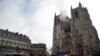 Los bomberos luchan contra las llamas en la catedral de Nantes, Francia, el 18 de julio de 2020.