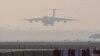 Un avión de la Fuerza Aérea de los EE. UU. que transportaba suministros de socorro COVID-19 desde EE.UU. se prepara para aterrizar en la terminal de carga del Aeropuerto Internacional Indira Gandhi en Nueva Delhi, la India, el 30 de abril de 2021.