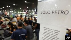 Un letrero con el lema "solo Petro" visto cerca de las cajas registradoras en una tienda en Sabana Grande Boulevard, en Caracas, donde se acepta la criptomoneda venezolana.