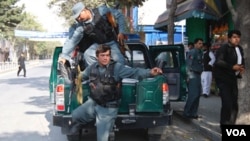 Policías afganos fuertemente armados luchan por recuperar el control en el área donde están acantonados los atacantes del Talibán.