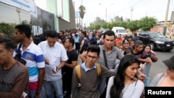 Ciudadanos venezolanos hacen cola para regularizar sus documentos de inmigración en la oficina de Interpol en Lima, Perú, el 10 de mayo de 2018. Fotografía tomada el 10 de mayo de 2018. REUTERS / Guadalupe Pardo