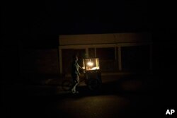 Millones de personas pobres viven a merced de la inestable red eléctrica venezolana.