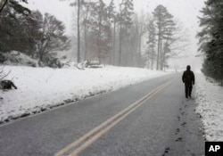 Andrew Dedman, de 16 años, camina en medio de la nieve hasta el apartamento de un amigo para tomar chocolate. Durham, Carolina del Norte. Diciembre 10 de 2018.