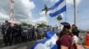 La policía antidisturbios nicaragüense instaló un muro de escudos mientras un grupo de médicos, enfermeras y estudiantes de medicina protestaban contra el gobierno del presidente Daniel Ortega, en Managua, Nicaragua, el sábado 3 de agosto de 2019. 