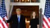 La nueva jueza de la Corte Suprema de EE. UU., Amy Coney Barrett posa con el presidente Donald Trump en la Casa Blanca tras ser juramentada al cargo. Octubre 26 de 2020.