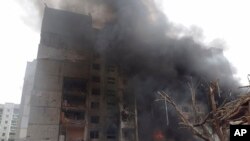 Los bomberos trabajan para extinguir un incendio en el centro de una ciudad dañada después de un ataque aéreo ruso en Chernigiv, Ucrania, el 3 de marzo de 2022.