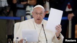 El papa Francisco asiste a una sesión sobre Inteligencia Artificial (IA), Energía, África y Mediterráneo en el segundo día de la cumbre del G7 en Borgo Egnazia, Italia, el 14 de junio de 2024.