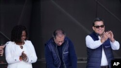 El presidente de Colombia, Gustavo Petro, promulga una reforma del sistema de pensiones, en Bogotá, Colombia, el martes 16 de julio de 2024. A la izquierda está el vicepresidente de Colombia. Francia Márquez y a la derecha Jaime Dussan, presidente de Colpensiones.