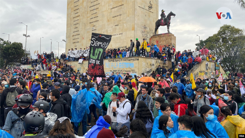 Las autoridades colombianas han se&#241;alado que grupos criminales est&#225;n detr&#225;s de las marchas. Sin embargo, algunos ciudadanos han manifestado que algunas protestas tambi&#233;n han sido pac&#237;ficas, sin ning&#250;n tipo de influencia externa.