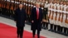 时任美国总统的川普在北京与中国国家主席习近平一起参加欢迎仪式。(路透社：2017年11月9日)