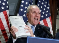 ARCHIVO- El legislador Steve Scalise, republicano por Luisiana, líder de la minoría republicana en la Cámara Baja, habla durante un evento en el Capitolio, el 8 de marzo de 2017.