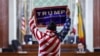 ARCHIVO - Un manifestante sostiene un cartel dea favor del presidente electo Donald Trump mientras el Concejo Municipal de Los Ángeles se reúne para considerar la adopción de una ordenanza de "Ciudad Santuario" en Los Ángeles, California, el 19 de noviembre de 2024.