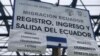 Con frío e incertidumbre, venezolanos esperan en Colombia para cruzar a Ecuador