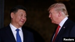 美国总统特朗普在佛罗里达州棕榈滩海湖庄园会晤到访的中国国家主席习近平。（2017年4月6日）