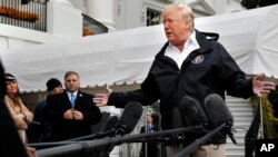 El presidente Donald Trump responde preguntas de periodistas mientras sale de la Casa Blanca, el sábado 17 de noviembre del 2018, en Washington, D.C. 
