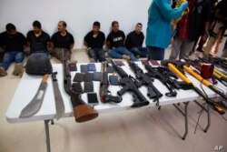 Sospechosos del asesinato del presidente de Haití, Jovenel Moise, son presentados a los medios de comunicación, junto con las armas y el equipo que presuntamente usaron en el ataque, en Puerto Príncipe, Haití, el 8 de julio de 2021.