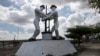 Fotografía de archivo de una estatua referente a trabajadores petroleros en Cabimas, Venezuela, tomada en julio de 2019. El alivio de sanciones económicas de Estados Unidos contra la industria petrolera favorecerá a la economía de Venezuela en 2024, afirman expertos.