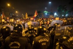La policía peruana en Lima, Perú, salió a controlar las manifestaciones contra el nuevo gobierno interino del país. La presión ha aumentado este domingo pidiendo la renuncia del presidente interino luego de una noche de protestas.