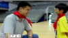 在中国共青团一个宣传MV里的一个镜头，中国著名运动员姚明和中国少先队队员都佩戴红领巾。这个MV邀请包括姚明、韩庚和TFBOYS在内的多位体坛、乐坛名人出镜，翻唱《我们是共产主义接班人》（视频截图）