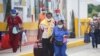 Las personas, autorizadas por razones humanitarias, llegan por el puente internacional Simón Bolívar desde Cúcuta, Colombia, cuando se vuelve abrir el cruce en San Antonio del Táchira, Venezuela, el 4 de octubre de 2021.