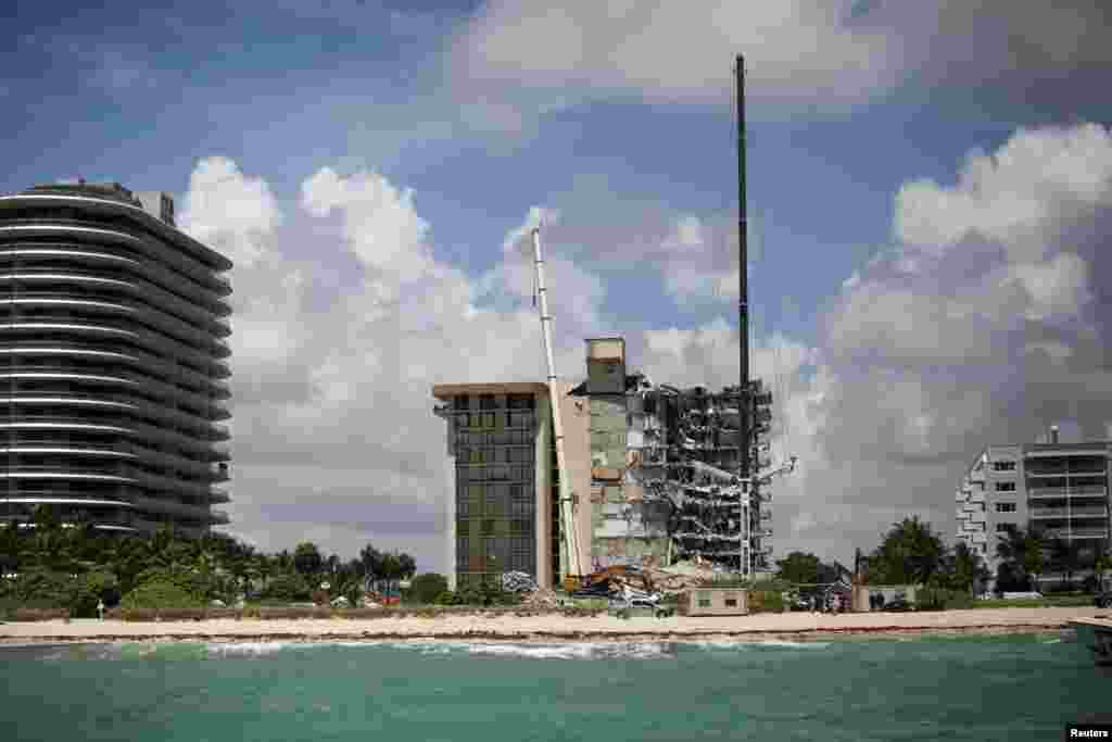 Una vista general del edificio residencial parcialmente derrumbado, mientras los equipos de emergencia contin&#250;an las operaciones de b&#250;squeda y rescate.