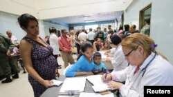 La falta de medicamentos y atención médica agrava la crisis de los venezolanos.