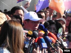 当选台北市长柯文哲接受媒体采访（美国之音许波拍摄）