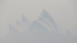 El espeso humo invadió la ciudad de Sidney obligando a las autoridades a cancelar y regular las actividades al aire libre. Foto AP.