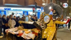 Los ayudantes de los Reyes Magos recogen las cartas que han escrito los niños. [Foto: Júlia Riera, VOA]