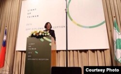 蔡英文在民进党创党29周年党庆外交使节酒会上，向各国驻台外交官员发表外交政策演说。(照片来源：民进党总部提供)