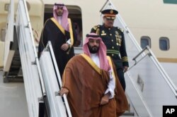 En esta foto provista por la oficina de prensa argentina para el G20, se ve al príncipe heredero de Arabia Saudí, Mohammed bin Salman, a su llegada a Buenos Aires, para la Cumbre del G20. Noviembre 28 de 2018.