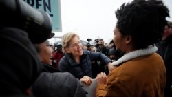 La aspirante presidencial demócrata 2020 de EE.UU., senadora estadounidense Elizabeth Warren (D-MA) saluda a los partidarios fuera de un centro de votación para la primera primaria de la nación en Nashua, New Hampshire, el 11 de febrero de 2020. REUTERS / Brian Snyder.