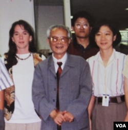 中国老报人胡绩伟1993年访问美国之音中文部