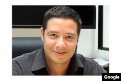 Walter Gavidia Flores, tiene 40 años y es abogado.