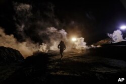 La Oficina de Aduanas y Protección Fronteriza dijo en un comunicado que se lanzó el gas contra personas que arrojaban rocas, lejos de los migrantes que trataban de cruzar.