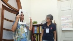 Luisa Pernalete enseña a madres venezolana estrategias para evitar la violencia.