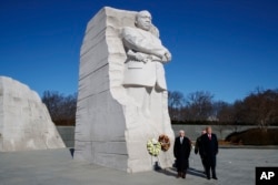 El presidente Donald Trump, (derecha) y el vicepresident Mike Pence, (izquierda) visitan el Monumento a Martin Luther King Jr. el lunes, 21 de enero de 2019.